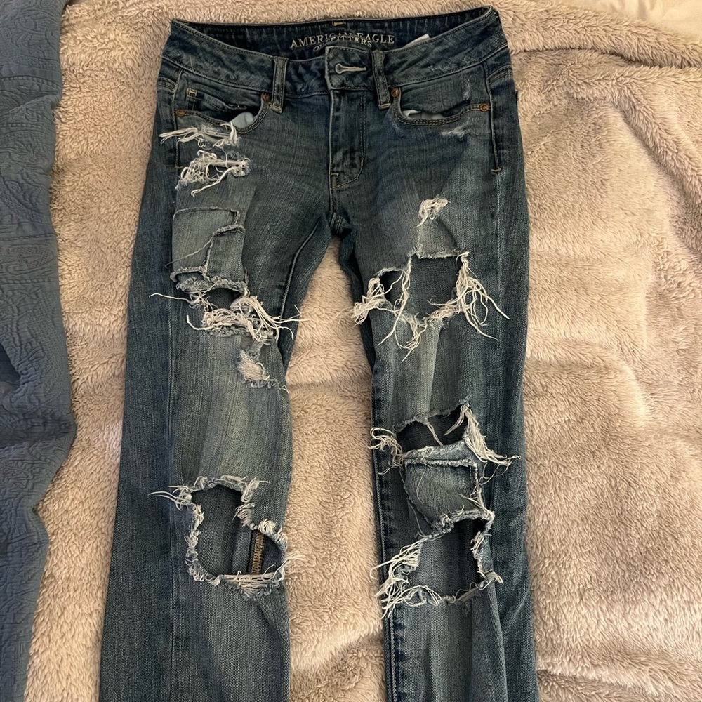 Super cute distressed American eagle jeans